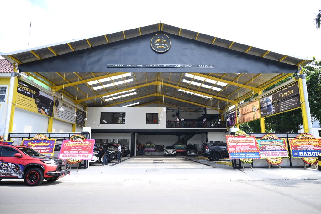 Gedung dan fasad Mitra Car Wash